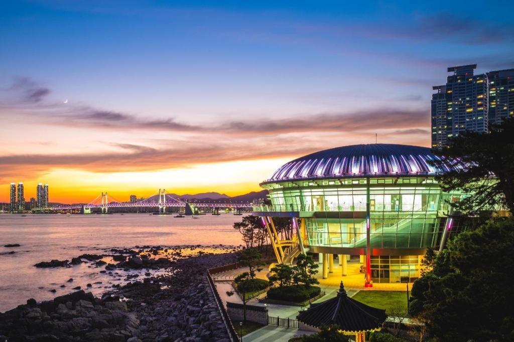 Ramada Encore By Wyndham Busan Haeundae Экстерьер фото